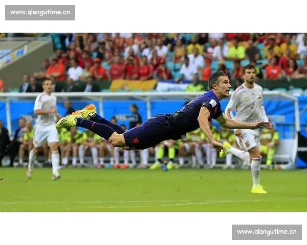 飞翔的荷兰人:范佩西鱼跃冲顶封神之战,重新定义中锋艺术